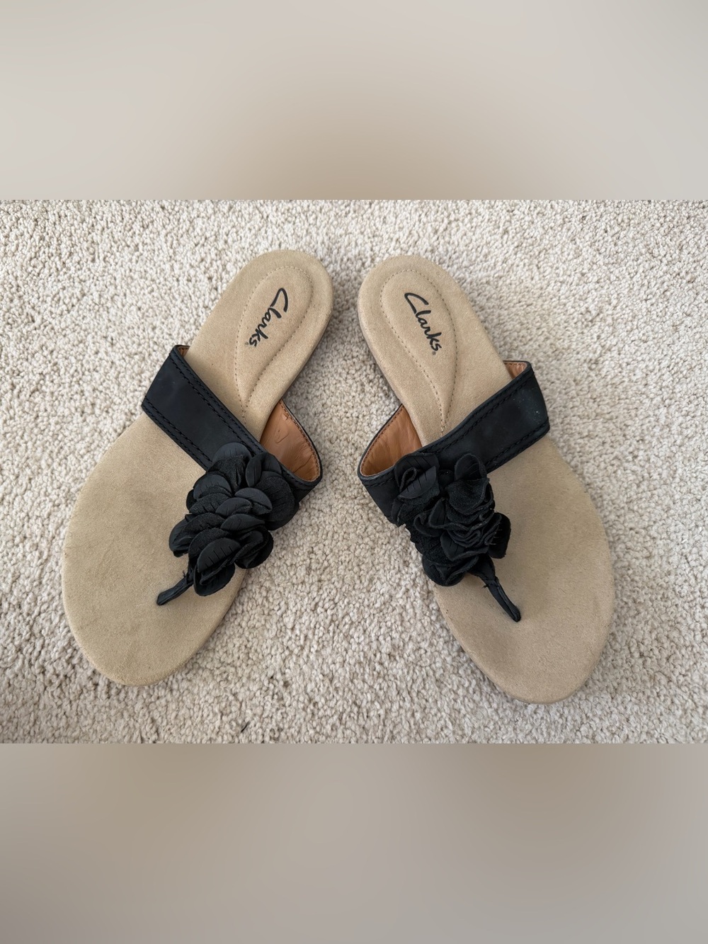Clarks Black Leather Flower Thong Sandals. Size 8